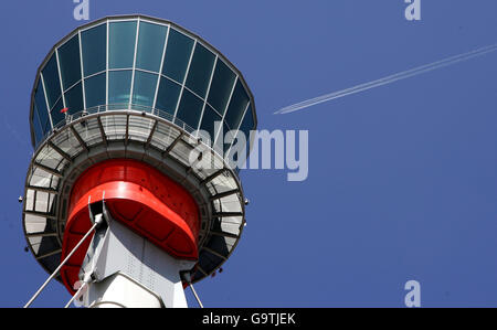 Ein Flugzeug fliegt am neuen Kontrollturm am Flughafen Heathrow vorbei, der ab Samstag, dem 21. April, alle Bewegungen des Flughafens abwickelt. Stockfoto