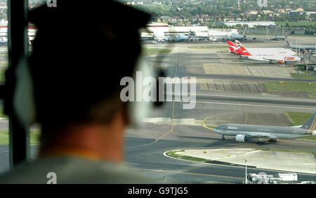 Ein Fluglotse wacht vom neuen Kontrollturm am Flughafen Heathrow aus, der ab Samstag, dem 21. April, alle Bewegungen des Flughafens abfangen soll. Stockfoto