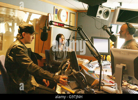 Tomo Milicevic (links) und Jared Leto (Mitte) interviewten im Capital Radio im Zentrum von London ihre Band 30 Sekunden auf Mars mit Drive Time DJ Lucio. Stockfoto