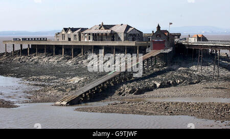 Eine Gesamtansicht der Lifeboat Station am Birnbeck Pier in Weston-Super-Mare, Somerset, die sich mit Ausrufen im Severn Sektor und Bristol Channel beschäftigt. Stockfoto