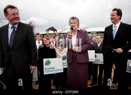 (Von links nach rechts); Lord Trimble, ehemaliger Führer der Ulster Unionist und neuer Tory-Kollege, hört zu, während Annabel Goldie, die Vorsitzende der schottischen Konservativen, vor einem Treffen in Gretna Green spricht, während der Vorsitzende der Konservativen Partei David Cameron zuschaut. Stockfoto