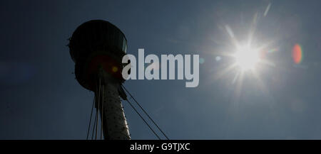 Der neue Kontrollturm in Heathrow, der ab Samstag, dem 21. April, alle Flugbewegungen des Flughafens abfangen soll. Stockfoto