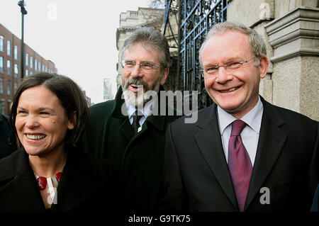 Mitglieder einer Sinn-Fein-Delegation, darunter (von links nach rechts), Mary Lou McDonald, Anführer Gerry Adams und Martin McGuinness, treffen sich im Leinster House in Dublin zu Gesprächen mit Taoiseach Bertie Ahern. Stockfoto