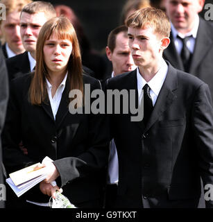 Samantha Camham (links) und David Mullen nach der Beerdigung ihrer Tochter Casey Leigh Mullen in der St. Bartholomew's Church in Armley, Leeds. Stockfoto