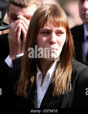 Bildunterschriftenkorrektur. Die richtige Beschriftung sollte lauten: Samantha Canham nach der Beerdigung ihrer Tochter Casey Leigh Mullen in der St. Bartholomew's Church in Armley, Leeds. Stockfoto