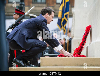 Kanzler George Osborne legt eine Fülle an der Kenotaph in St Peter es Square, Manchester, wo eine Gedenkfeier abgehalten wird, anlässlich der 100. Jahrestag des Beginns der Schlacht an der Somme. Stockfoto