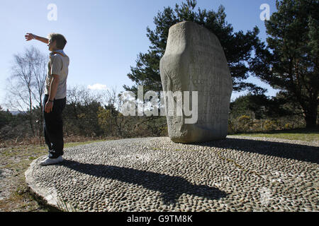 Scout Jon Grimes schaut sich den Standort auf Brownsea Island in Poole Harbour, Dorset an, wo Lord Robert Baden-Powell am 1. August 1907 sein Experimentallager abhielt. Stockfoto