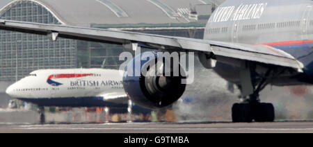 EU im Streit über ein Luftverkehrsabkommen mit „offenen Luftraum“. Die Flugzeuge von United Airlines bereiten sich auf den Start vor einem Flugzeug von British Airways am Flughafen Heathrow vor. Stockfoto