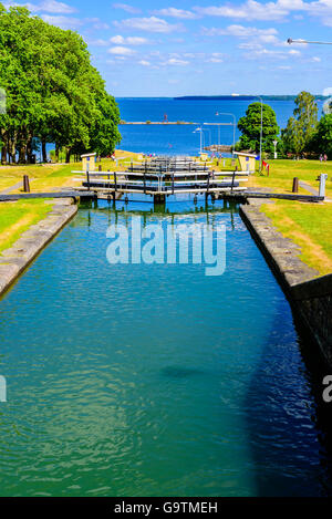 Berg, Schweden - 20. Juni 2016: Die berühmten Göta Kanal Lock Schritte wie von oben und außen in Richtung See Roxen gesehen. Stockfoto