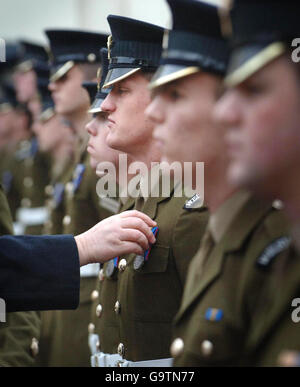 Soldaten der Welsh Guards werden heute in der Wellington Barracks in London vom Armeeminister Adam Ingram für ihre Verdienste in Bosnien mit Medaillen ausgezeichnet. Stockfoto