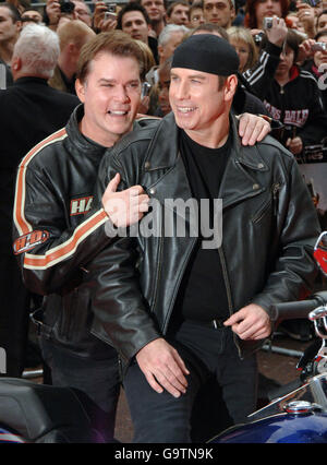 (Von links nach rechts) Ray Liotta und John Travolta kommen zur britischen Premiere von Wild Hogs im Odeon West End im Zentrum von London. Stockfoto