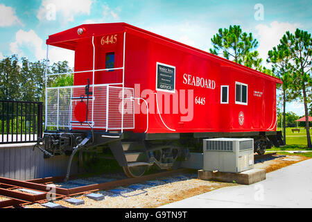 Rot Seaboard Eisenbahn-Güterwagen im Legacy Trail Train Depot in Venedig FL Stockfoto