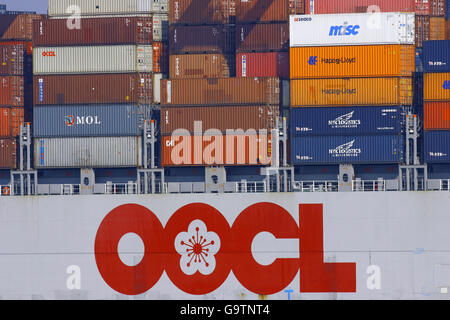 Ein riesiges Containerschiff, die OOCL Atlanta aus Hongkong, entlädt Fracht am Southampton Container Terminal. Stockfoto