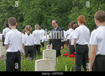 Der französische Präsident Francois Hollande trifft britische und französische Schulkinder während das Gedenken an den hundertsten Jahrestag der Schlacht an der Somme bei der Commonwealth War Graves Kommission Thiepval Memorial in Thiepval, Frankreich, wo 70.000 britischen und Commonwealth-Soldaten mit kein bekanntes Grab gedacht sind. Stockfoto