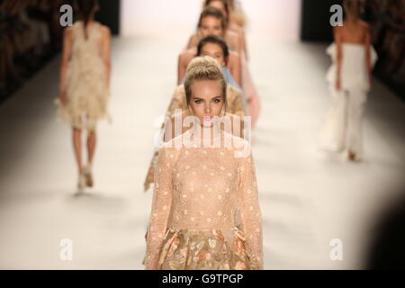 Berlin-Weding, Deutschland. 1. Juli 2016. Der Mercedes-Benz Fashion Week Berlin. Zahlreiche Labels nehmen Teil an der deutschen Fashionweek für 2017 Frühjahr/Sommer-Saison. Das Foto zeigt Modelle mit der Lana Mueller-Kollektion auf dem Laufsteg im Erika Hess Eisstadion in Berlin-Weding. Bildnachweis: Pazifische Presse/Alamy Live-Nachrichten Stockfoto