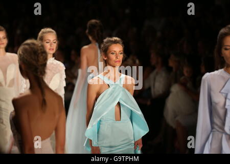 Berlin-Weding, Deutschland. 1. Juli 2016. Der Mercedes-Benz Fashion Week Berlin. Zahlreiche Labels nehmen Teil an der deutschen Fashionweek für 2017 Frühjahr/Sommer-Saison. Das Foto zeigt Modelle mit der Lana Mueller-Kollektion auf dem Laufsteg im Erika Hess Eisstadion in Berlin-Weding. Bildnachweis: Pazifische Presse/Alamy Live-Nachrichten Stockfoto