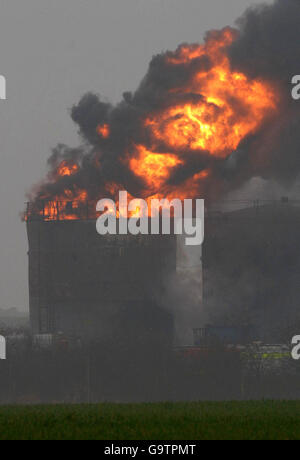 Ein Tank brennt auf dem Gelände eines Ingenieurunternehmens auf dem Industriegebiet Kingsnorth auf der Hoo-Halbinsel in Kent. Stockfoto