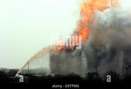 Ein Tank brennt auf dem Gelände eines Ingenieurunternehmens auf dem Industriegebiet Kingsnorth auf der Hoo-Halbinsel in Kent. Stockfoto