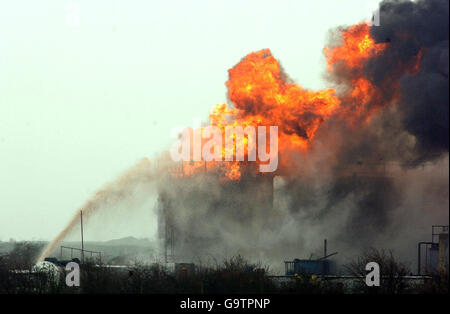 Ein Tank brennt auf dem Gelände eines Ingenieurunternehmens auf dem Industriegebiet Kingsnorth auf der Hoo-Halbinsel in Kent. Stockfoto