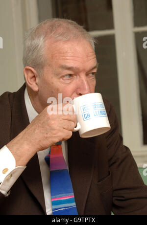 Jon Snow beim Start der Coffeehouse Challenge bei der Royal Society for the Encountering of Arts, Manufactures and Commerce (RSA) in London. Stockfoto