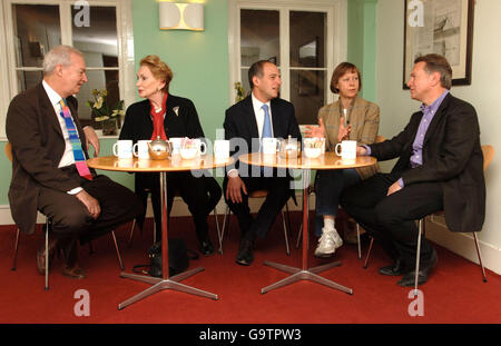 (Von links nach rechts) Jon Snow mit Sian Phillips, Loyd Grossman, Jenny Agutter und Michael Portillo beim Start der Coffeehouse Challenge in der Royal Society for the Encouragement of Arts, Manufactures and Commerce (RSA) in London. Stockfoto