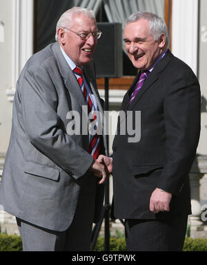 DUP-Führer Rev. Ian Paisley schüttelt die Hand des irischen Premierministers Bertie Ahern zum ersten Mal, bevor sie im Farmleigh House in Dublin Gespräche führten. Stockfoto