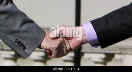 DUP-Führer Rev. Ian Paisley schüttelt die Hand des irischen Ministerpräsidenten Bertie Ahern zum ersten Mal, bevor sie im Farmleigh House in Dublin Gespräche führten. Stockfoto