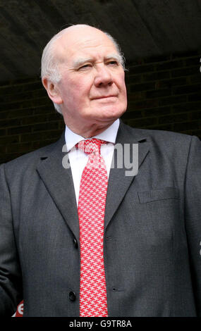 Der Vorsitzende der Liberaldemokraten, Sir Menzies Campbell, verlässt die A&E-Abteilung des Royal Surrey County Hospital in Guildford, Surrey. Stockfoto