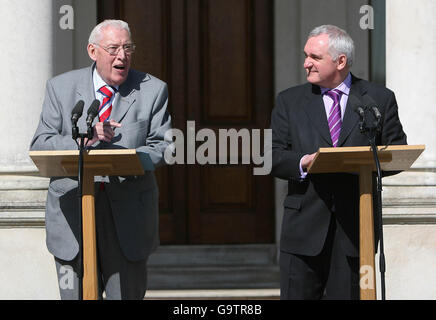 DUP-Führer Ian Paisley hält eine Pressekonferenz mit der irischen Premierministerin Bertie Ahern ab, nachdem sie im Farmleigh House in Dublin Gespräche geführt hat. Stockfoto