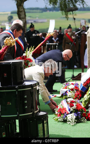 UUP Führer Mike Nesbitt (links) und PUP Führer Billy Hutchinson legen Kränze in der Ulster Memorial Tower in Thiepval, Frankreich, während eines Gottesdienstes anlässlich der 100. Jahrestag des Beginns der Schlacht an der Somme. Stockfoto