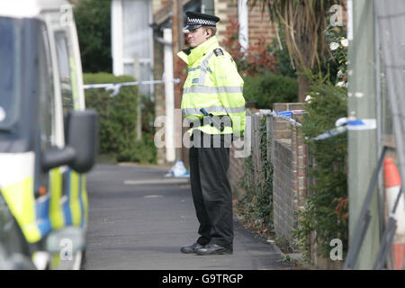 Ein Polizist steht vor einem Haus in der George Rd in Farncombe, Surrey, wo die Polizei heute Morgen ein totes Kind gefunden hat. Stockfoto