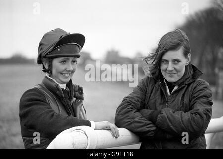 Hores Racing - Ladies Day in Aintree, Liverpool. Geraldine Rees (l.) und Charlotte Brew, die beiden Damen, die am heutigen Grand National in Aintree teilnehmen. Stockfoto