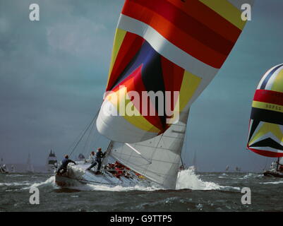 AJAXNETPHOTO. 1979. SOLENT, ENGLAND. -ADMIRALS CUP - SCHWEDENS TEAM YACHT MITTERNACHTSSONNE ROLLEN STARK IN STÜRMISCHEN BEDINGUNGEN AUF DER STRECKE.   FOTO: JONATHAN EASTLAND/AJAX REF: 908451 Stockfoto