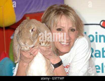 **ALTERNATE CROP** Ingrid Tarrant, ehemalige Ehefrau von Fernsehmoderator Chris Tarrant. Startet Ostern in Hamleys, mit Skippy, einem englischen Riesenhasen, im zentralen Spielzeugladen in London. Stockfoto