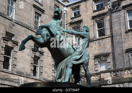 Alexander und Bucephalus Statue von Steell (1883), City Chambers auf Königliche Meile Straße; Edinburgh; Schottland Stockfoto