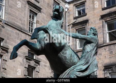 Alexander und Bucephalus Statue von Steell (1883), City Chambers auf Königliche Meile Straße; Edinburgh; Schottland Stockfoto