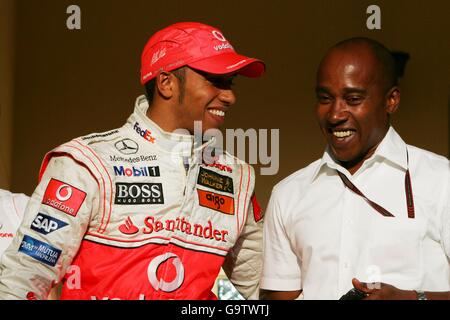 (L, R): McLaren Lewis Hamilton (GBR) mit seinem Vater Anthony Hamilton (GBR). Formel 1 Weltmeisterschaft, Rd 3, Grand Prix von Bahrain, Rennen, Bahrain International Circuit, Bahrain, Sonntag, 15. April 2007. DIGITALES BILD Stockfoto