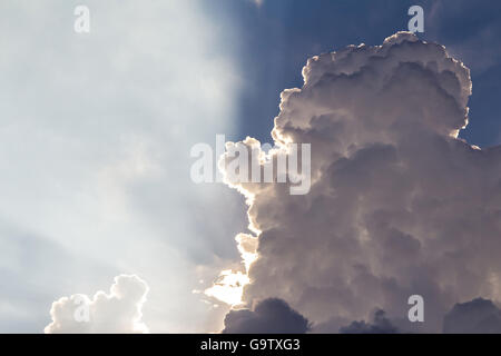 Wolken am blauen Himmelshintergrund Stockfoto