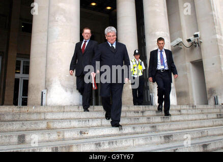 Verteidigungsminister des Browne verlässt das Hauptquartier der Mod in London für das Unterhaus, wo er eine Erklärung zu den britischen Matrosen abgeben wird, die aus dem Iran zurückgekehrt sind. Stockfoto