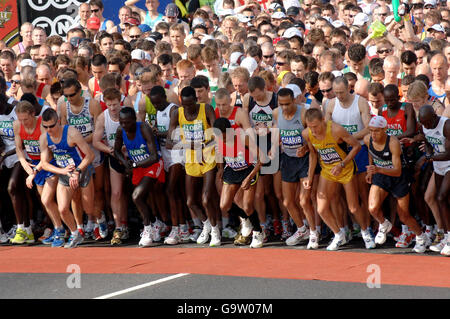 London Flora Marathon 2007. Die Elite Men beim Start des London Flora Marathon 2007, London. Stockfoto