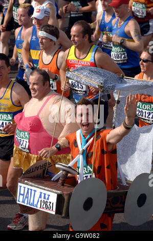 Die Läufer startten zum Start des London Flora Marathon 2007. Stockfoto