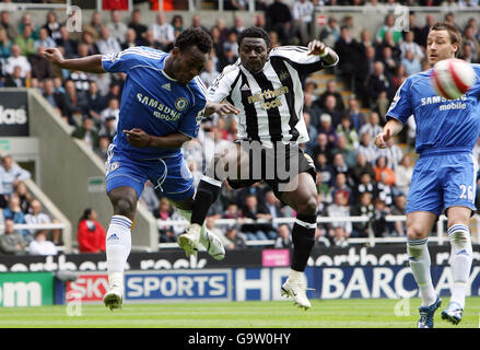 Obafemi Martins (Mitte) von Newcastle United kämpft während des FA Barclays Premiership-Spiels im St James' Park in Newcastle mit Chelsea's Michael Essien um den Ball. Stockfoto