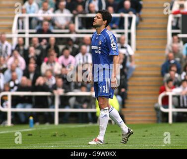 Fußball - FA Barclays Premiership - Newcastle United / Chelsea - St James Park. Chelseas Michael Ballack verlässt das Spielfeld, nachdem er sich verletzt hat Stockfoto