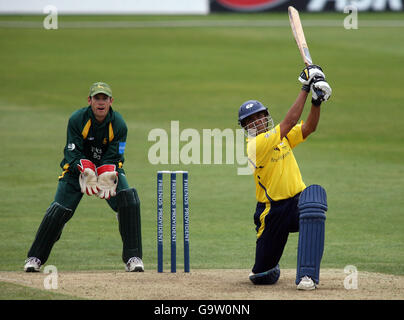 Cricket - Friends Provident Trophy - North Group - Nottinghamshire Outlaws / Yorkshire Phoenix - Trent Bridge. Younis Khan von Yorkshire Phoenix trifft auf seinem Weg zu einem Jahrhundert gegen die Nottinghamshire Outlaws eine Sechserin. Chris Read hält sich im Dickicht. Stockfoto