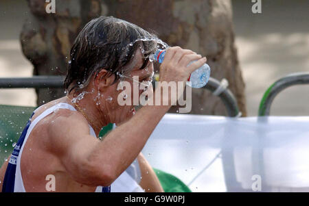 Ein Läufer versucht sich beim Flora London Marathon 2007 am Victoria Embankment im Zentrum Londons abzukühlen. Stockfoto