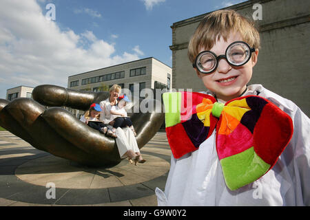 Ministerin für Bildung und Wissenschaft Mary Hanafin TD mit den vierjährigen Emma Broderick, Julianne Gallagher und "Professor" James Staines (4) aus Fitzwilliam Montessori an der Abteilung für Bildung Dublin bei der Gründung der Irish Society for the Protection of Children (ISPCC) Math Challenge 2007, Eine neue, auf Lehrplänen basierende Spendenkampagne. Stockfoto