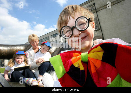 Ministerin für Bildung und Wissenschaft Mary Hanafin TD mit den vierjährigen Emma Broderick, Julianne Gallagher und "Professor" James Staines von Fitzwilliam Montessori an der Abteilung für Bildung Dublin beim Start der Irish Society for the Protection of Children (ISPCC) Math Challenge 2007, Eine neue, auf Lehrplänen basierende Spendenkampagne. Stockfoto