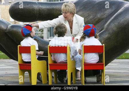 Ministerin für Bildung und Wissenschaft Mary Hanafin TD mit den vierjährigen Emma Broderick, Julianne Gallagher und "Professor" James Staines von Fitzwilliam Montessori an der Abteilung für Bildung Dublin beim Start der Irish Society for the Protection of Children (ISPCC) Math Challenge 2007, Eine neue, auf Lehrplänen basierende Spendenkampagne. Stockfoto