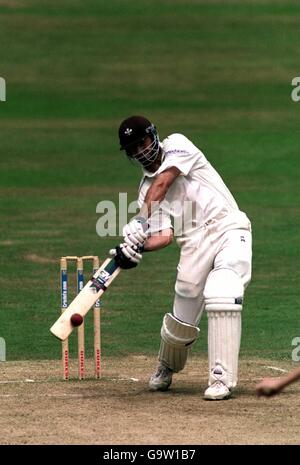 Cricket - Cricinfo County Championship Division One - Surrey V Lancashire - Vierter Tag. Surreys Martin Bichnell verbindet sich mit dem Ball Stockfoto