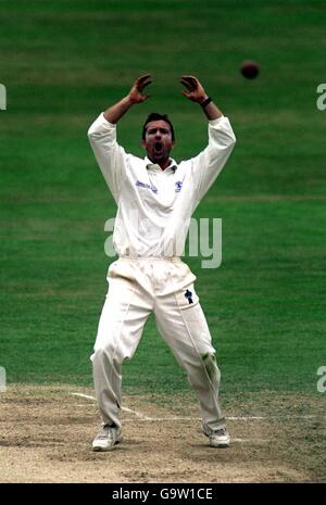 Cricket - Cricinfo County Championship Division One - Surrey V Lancashire - Vierter Tag. Ian Salisbury von Surrey zeigt seine Frustration Stockfoto